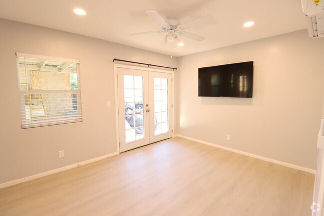Building Photo - 465 W 2nd St Rental