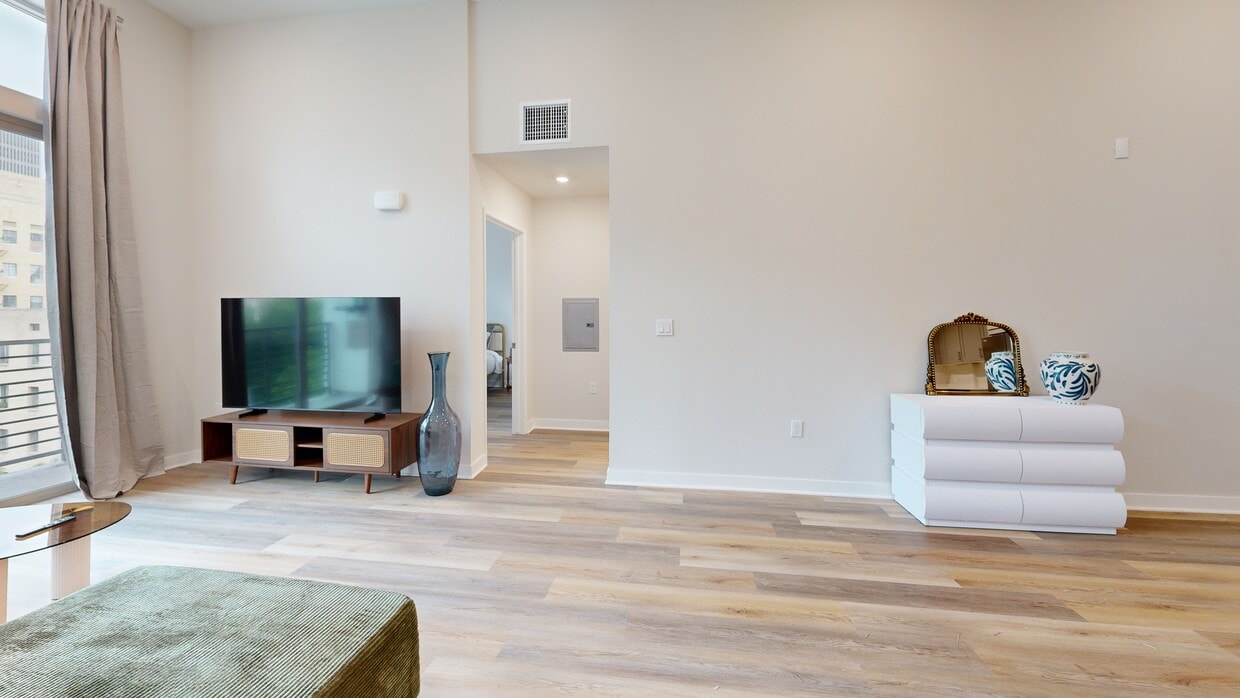 3D Tour - 748 S Irolo