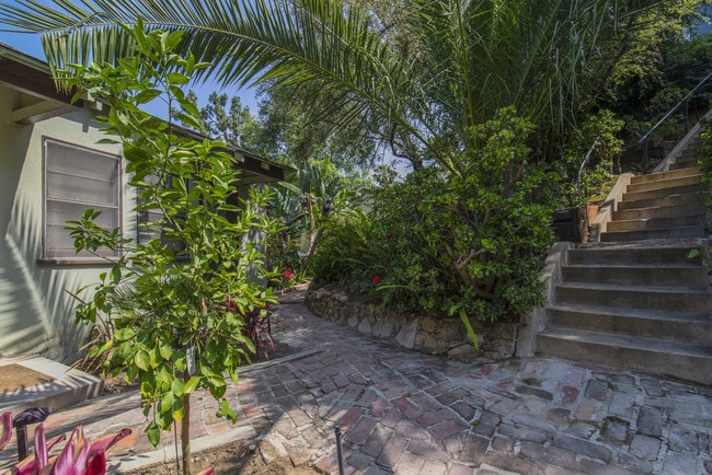 Entry courtyard - 6122 Glen Tower St