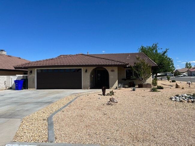 Building Photo - Lake Living at Its Finest!