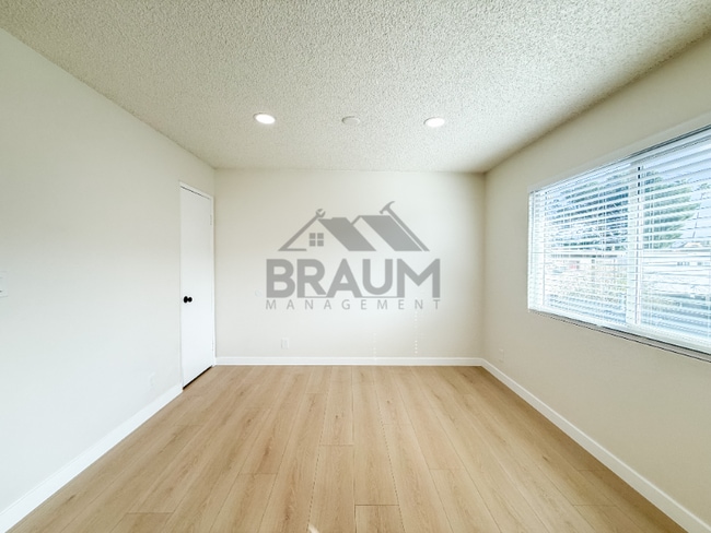 Photo - 14801 Delano St