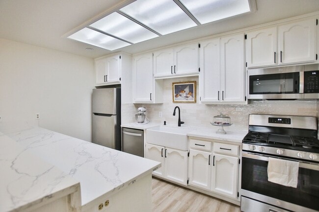 Photo - Los Caballeros #001 Unit 1A