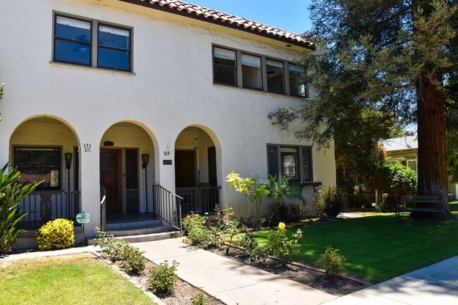 Building Photo - ~ Old Towne Orange Living 2 Story 5 Bedrooms 2 Bath