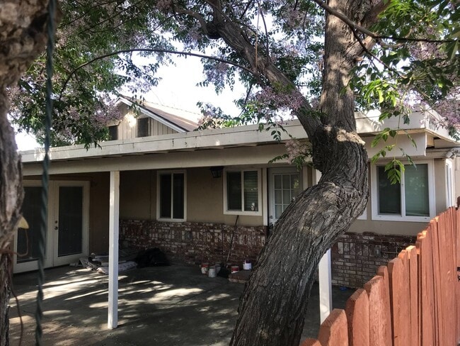 Building Photo - 14993 Yucca Ave Unit #A