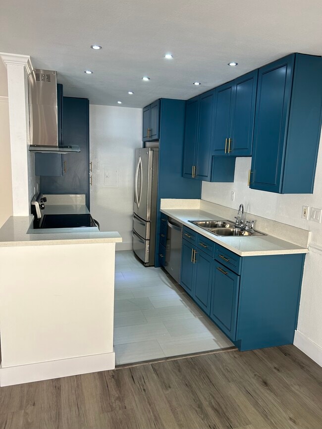 Photo - 5328 Newcastle Ave Unit #4