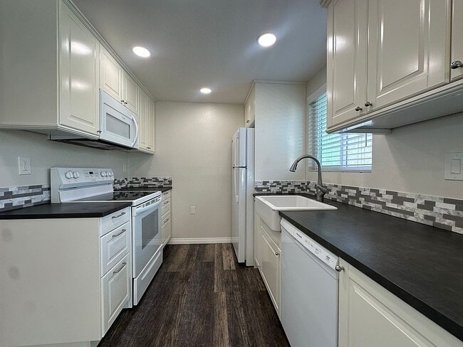 Building Photo - 2422 Graham Ave Unit 113