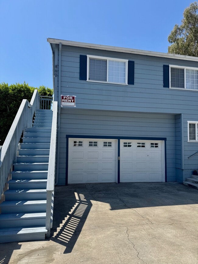 Unit B, Front - 860 Manhattan Beach Blvd Apartments Unit B