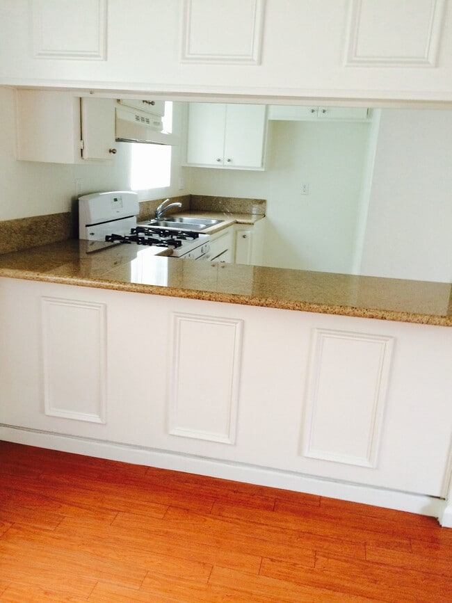 Photo - 6908-6914 Hazeltine Ave
