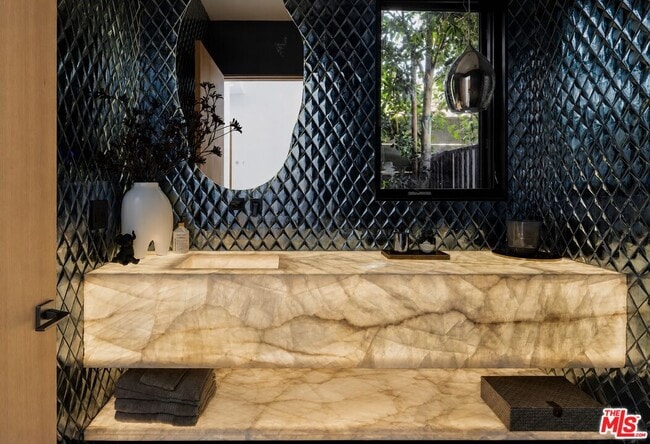 Photo - 1130 N Poinsettia Pl