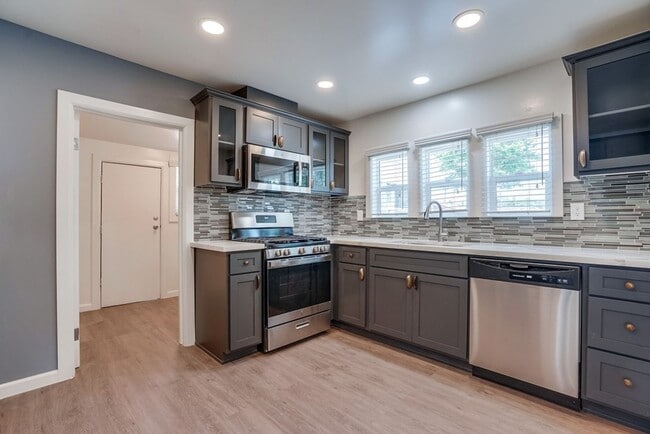 Building Photo - 627 W 92nd St