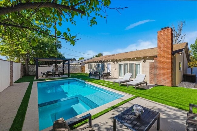 Building Photo - 23010 Hartland St