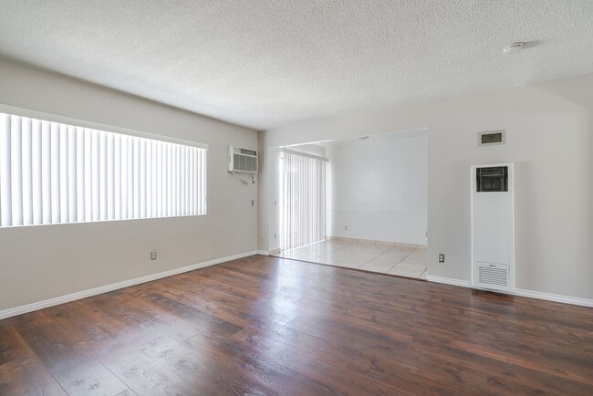 Photo - 320 E Del Mar Blvd