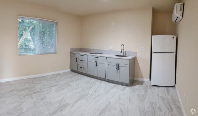 Building Photo - 20643 Cohasset St Rental