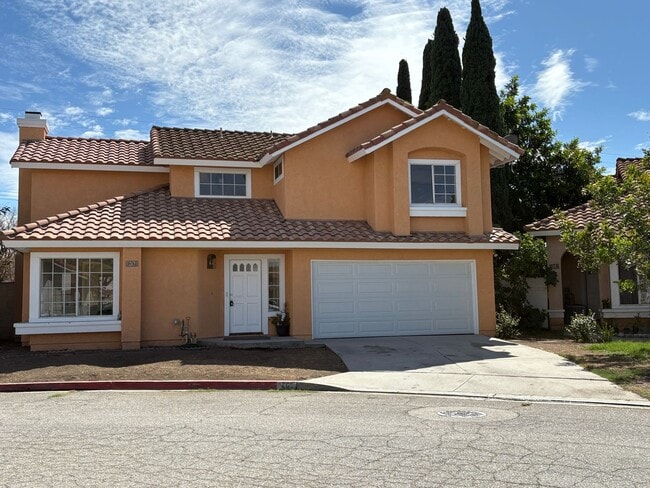Building Photo - Updated House 3 bed 2.5 bath garage laundr...