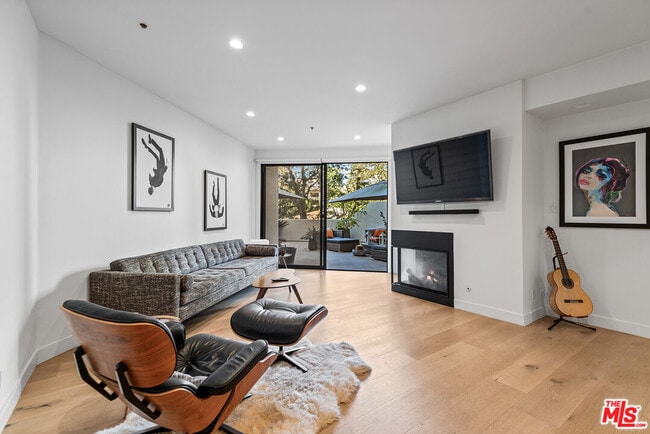 Building Photo - 2102 Century Park Ln Unit 118