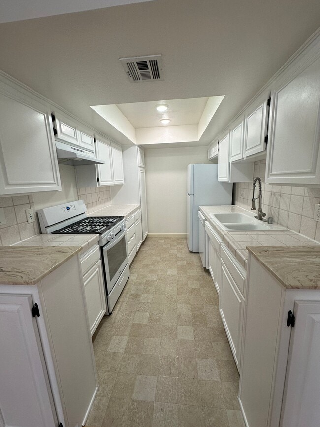 Building Photo - 121 S Swall Dr