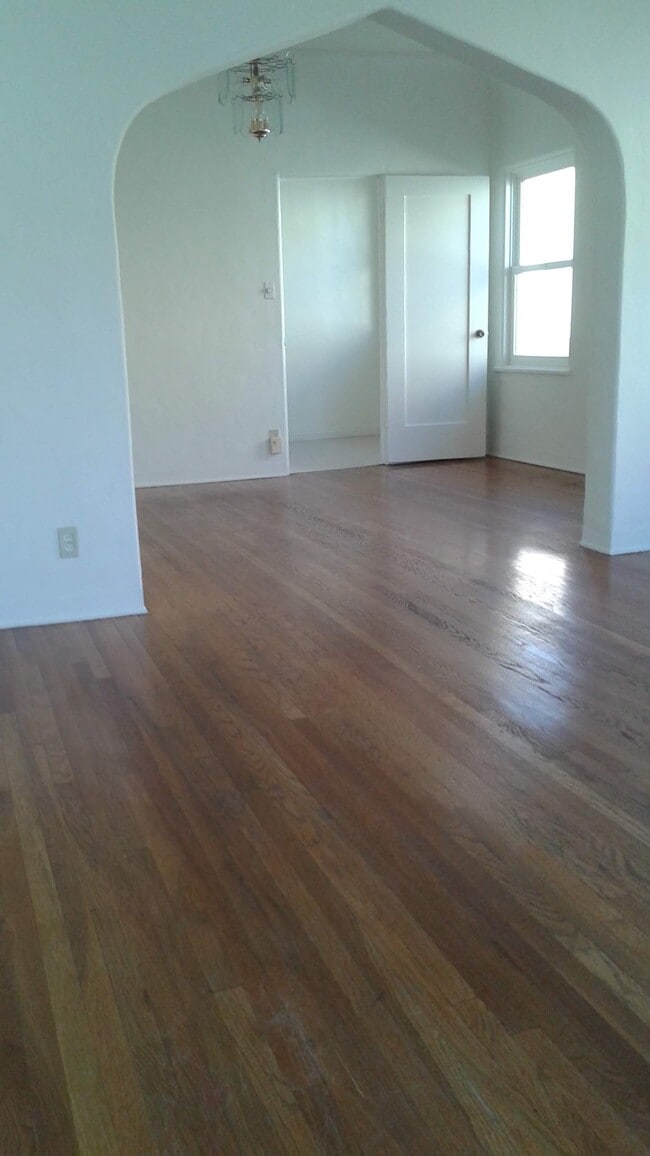 Building Photo - 317 N Gardner St Unit 317 1/2