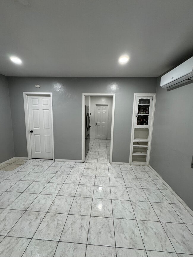 Building Photo - 6831 Hollenbeck St Rental