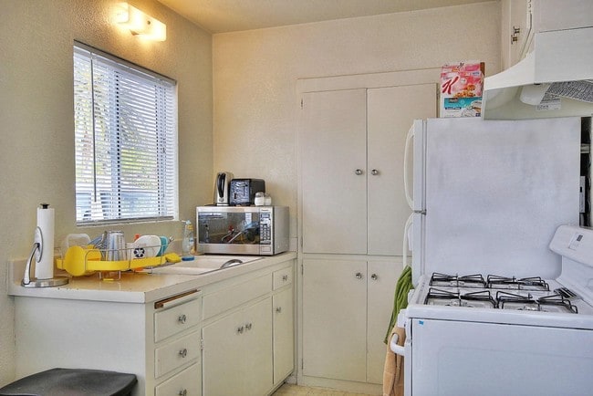 Kitchen - 6565 Segovia Rd