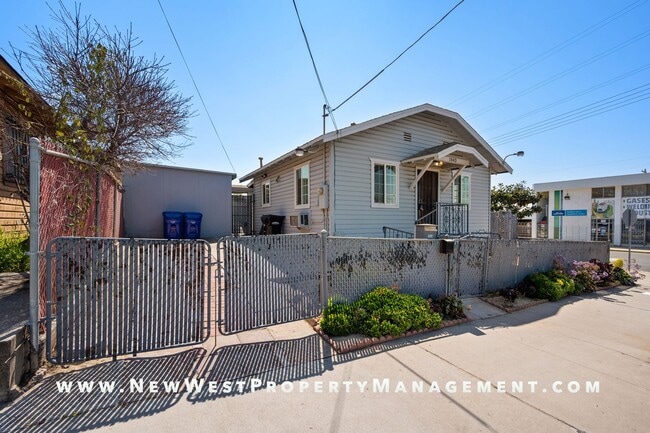 Building Photo - Charming Barrio Logan Studio - Available Now! Unit B
