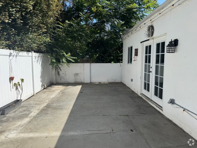 Building Photo - 5646 Woodman Ave Rental