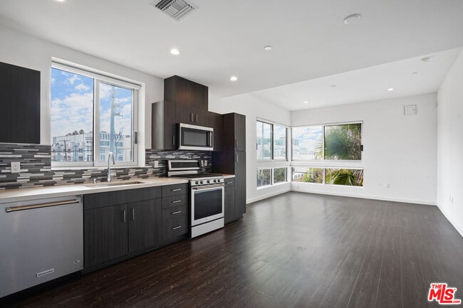 Building Photo - 4140 Glencoe Ave Unit 315