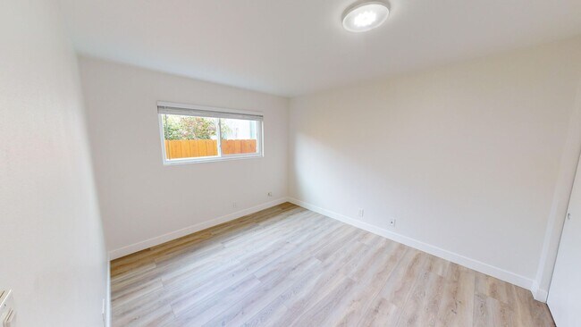Photo - 325 E Ave