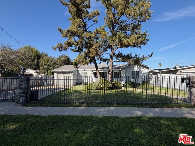 Photo - 18649 Chase St