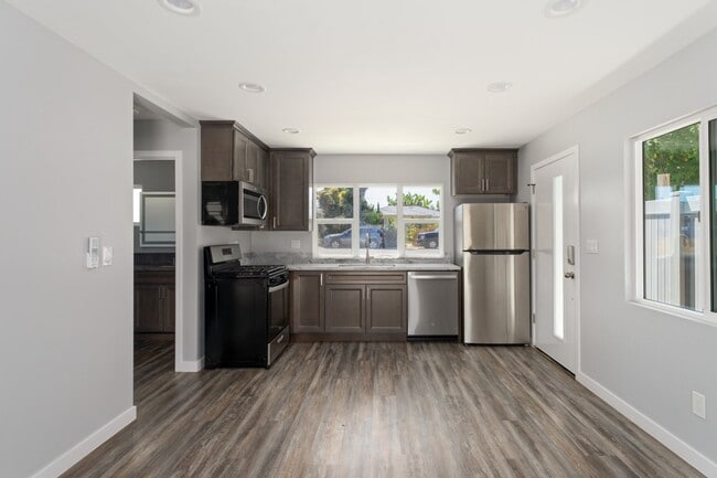 Building Photo - LEASE SPECIAL - UP TO 4 WEEKS FREE! Luxurious 1-Bedroom Apartment with Private Yard in the Heart... Unit 5124 Los Robles Dr.