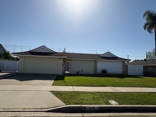 Building Photo - 928 E Vista del Playa Ave