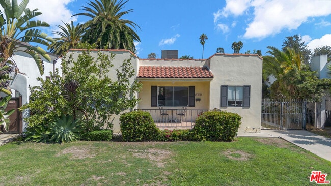 Photo - 736 N Poinsettia Pl