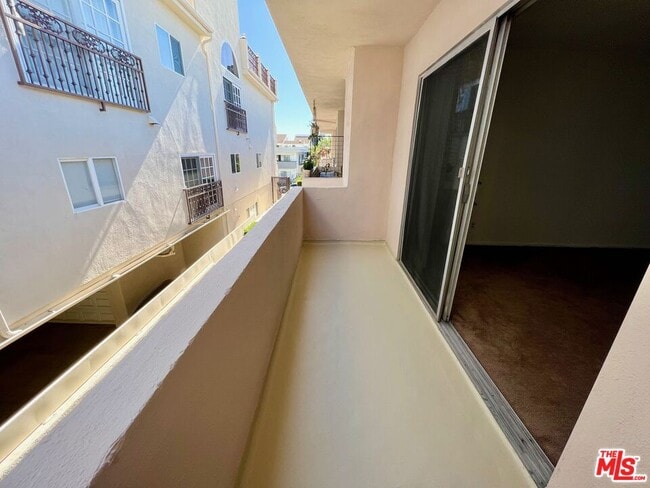 Building Photo - 11727 Mayfield Ave Unit 7