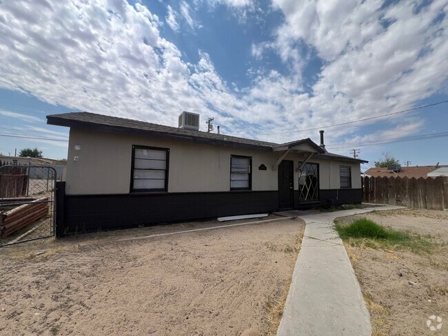 Building Photo - 3 Bedroom 1 Bathroom House with Spacious L...