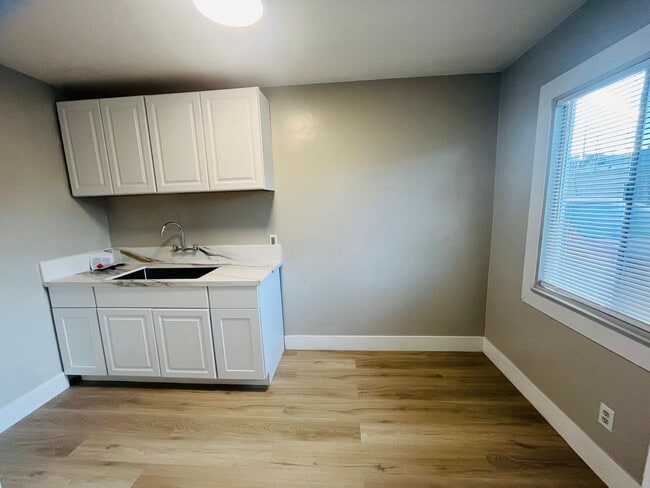 Building Photo - 500 Unit #B