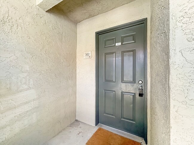 Building Photo - Modern Second-Story 2B/2BA in the Heart of... Rental