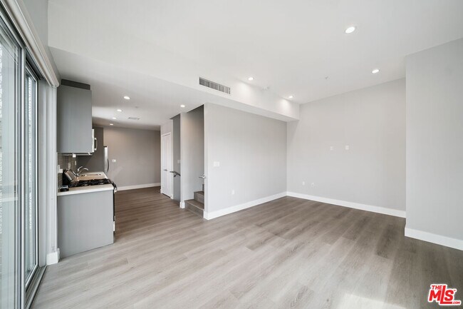 Building Photo - 1223 Hayworth Ave Unit 12 Rental