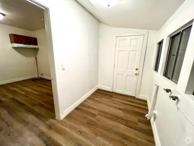 Building Photo - 932 W 79th St Rental