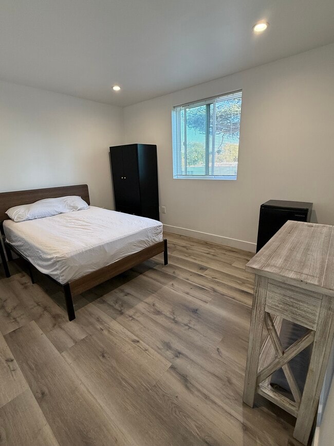 Photo - 1112 W 40th Pl