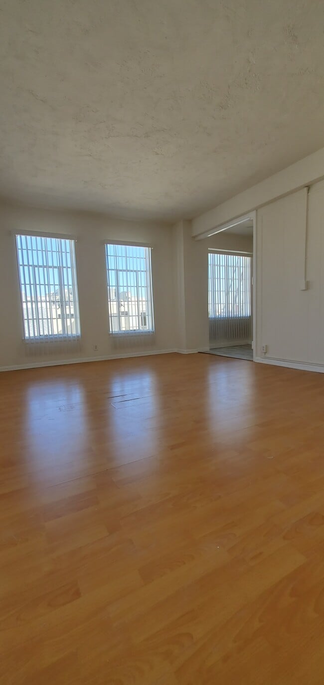 Photo - Wilshire Mediterranean Apartments