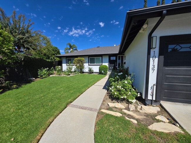 Building Photo - Spacious Northridge Family home near the N...