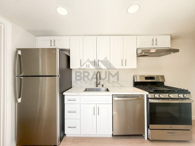 Photo - 15634 Leadwell St Unit 13
