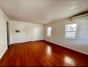 Photo - 22122 Saticoy St