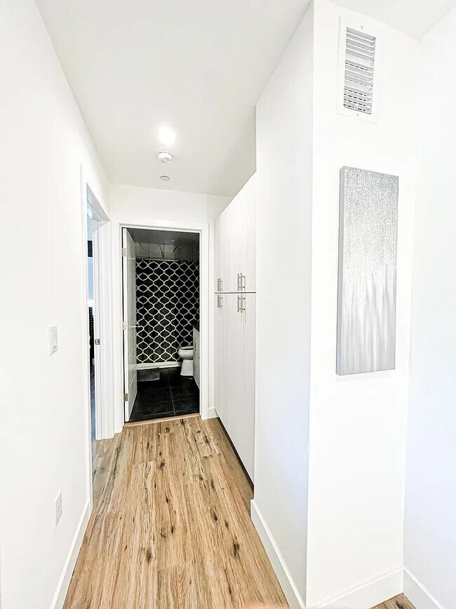 Photo - 4570 Oakwood Ave Unit 4572 Oakwood Ave