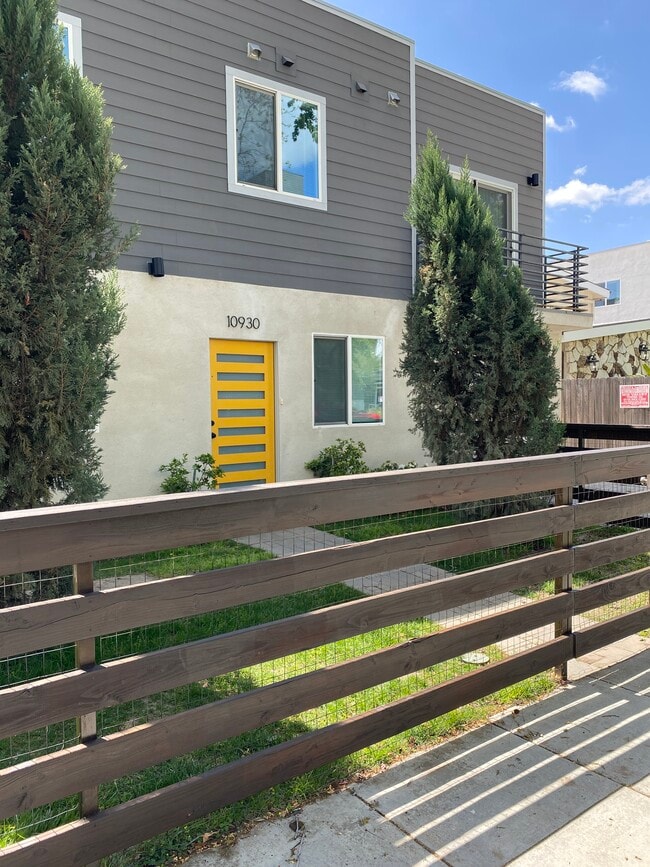 Building Photo - 10930 Hartsook St Unit 10930