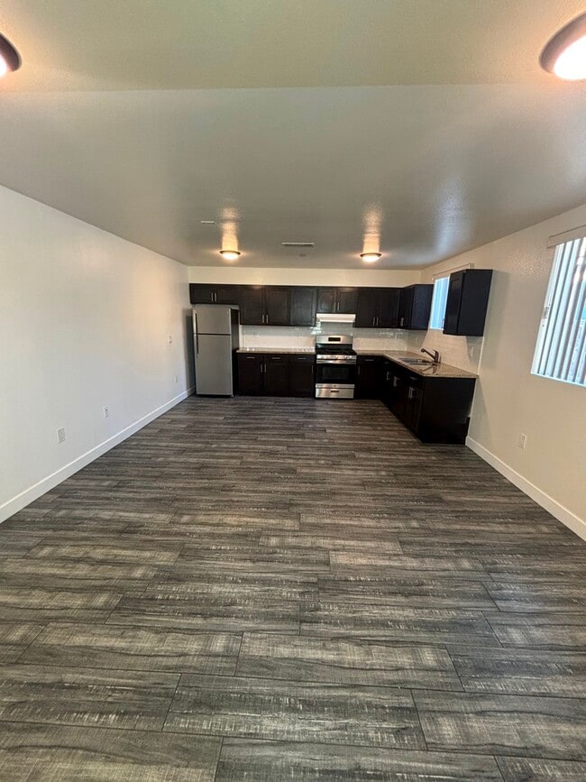 Photo - 457 E 30th St