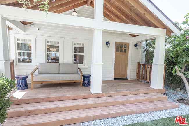 Photo - 825 Superba Ave