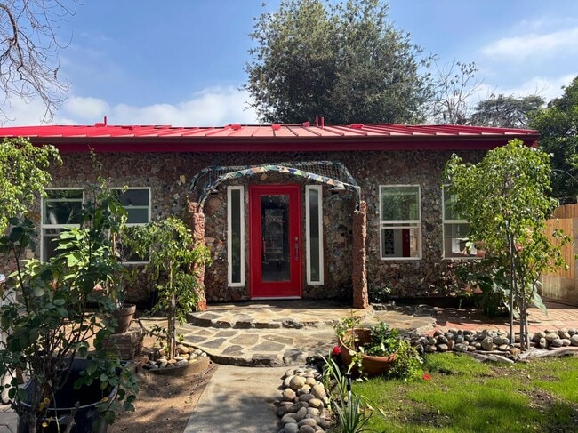 Building Photo - 1802 N Raymond Ave