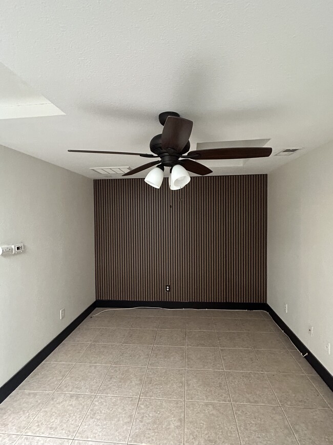 Building Photo - 691 Stanley Ave Unit 697
