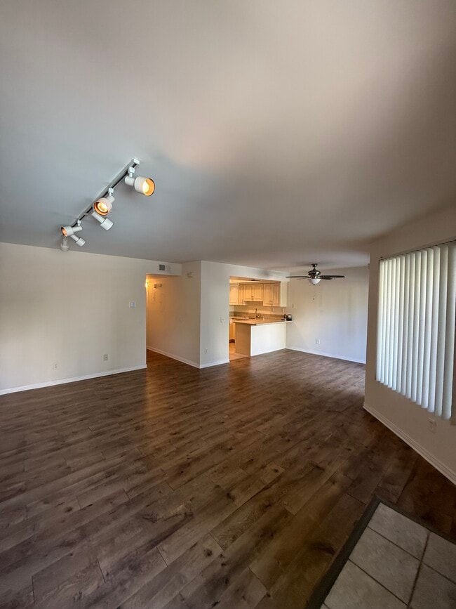 Building Photo - 18408 Hatteras St Unit 13