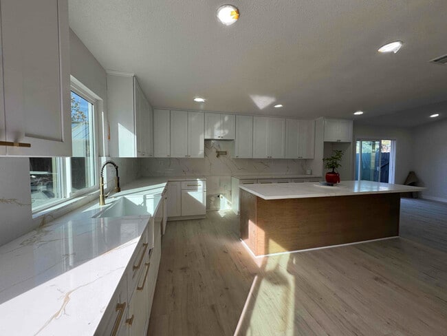 Photo - 1565 Joanne St